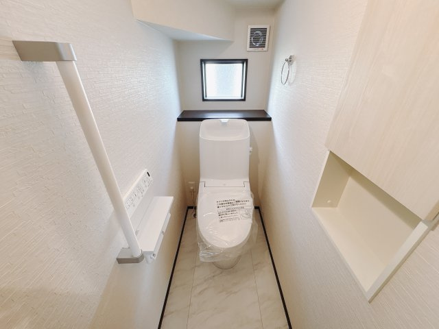 結城市川木谷 第1期 全8棟のトイレ|〇7号棟〇寒い日も快適に。温水洗浄付きトイレで、毎日気持ちよく使えるうれしい設備です。※2025年8月撮影