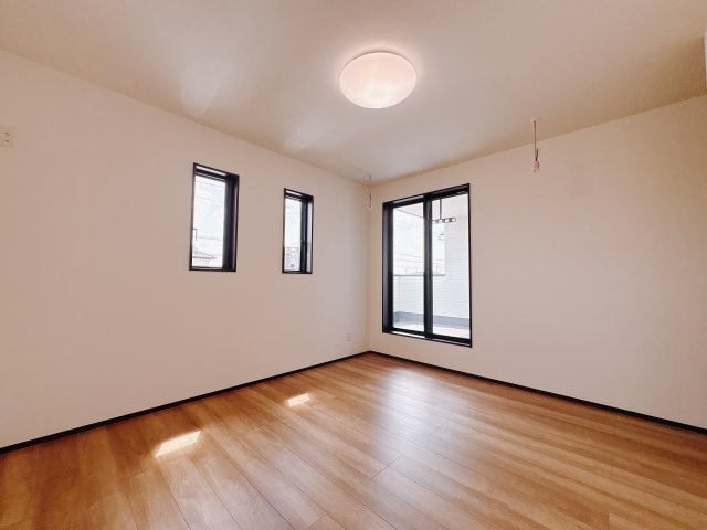 結城市川木谷 第1期 全8棟の洋室|〇7号棟・2階7.5帖洋室〇広々7.5帖の洋室です。大きめのベッドも設置可能ですので、主寝室にも最適です。※2025年8月撮影