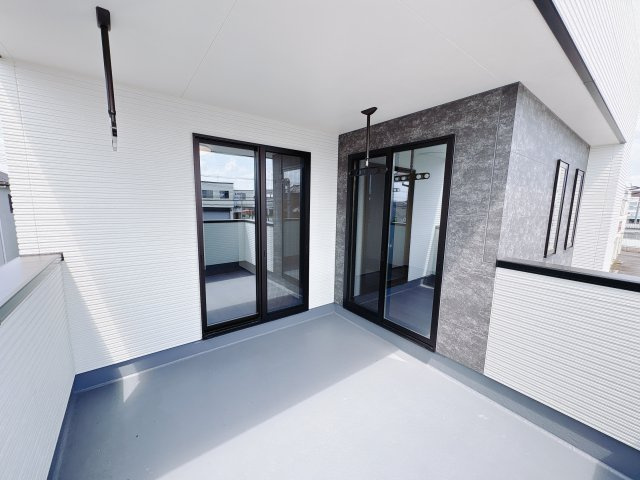 結城市川木谷 第1期 全8棟のバルコニー|〇7号棟〇主寝室と洋室の２部屋からアクセス可能なバルコニー。陽射しを浴びて植物を育てたり、椅子を置いて読書を楽しんだり。使い方は自由自在！※2025年8月撮影