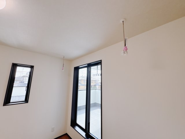 結城市川木谷 第1期 全8棟のその他|〇7号棟・2階7.5帖洋室〇掃出し窓の横には室内干しスペースもございます。梅雨時やお天気が心配な日に便利です！※2025年8月撮影