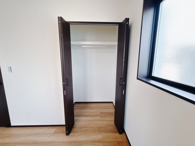 結城市川木谷 第1期 全8棟の収納|〇7号棟・2階５.２帖洋室〇ひとり時間を楽しむのにちょうどいいサイズ感のお部屋です。2階ならではの眺望も毎日の暮らしに彩りを添えてくれます。※2025年8月撮影