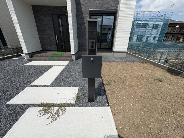 結城市川木谷 第1期 全8棟の庭|〇7号棟〇玄関わきにはお庭がございます！ガーデニングや家庭菜園で緑の潤い溢れる暮らしが実現できます。※2025年8月撮影