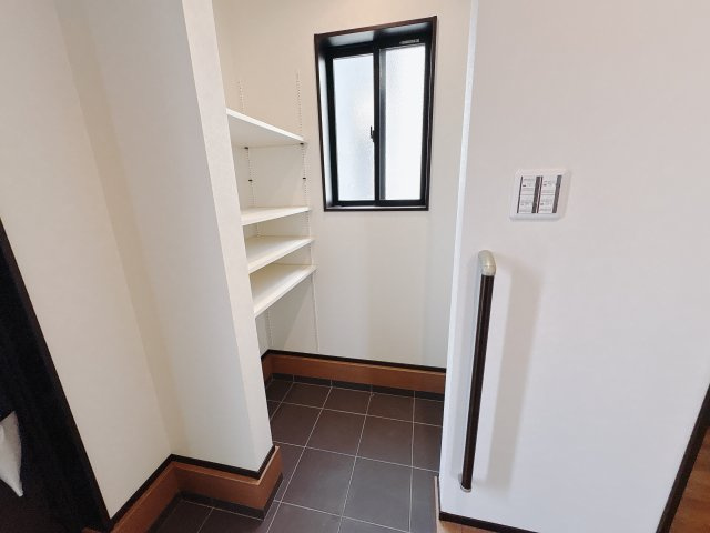 結城市川木谷 第1期 全8棟の玄関|〇7号棟〇玄関横のシューズインクローゼットは靴だけでなく傘・ベビーカー・アウトドア用品などもまとめて収納できて大変便利です♪※2025年8月撮影