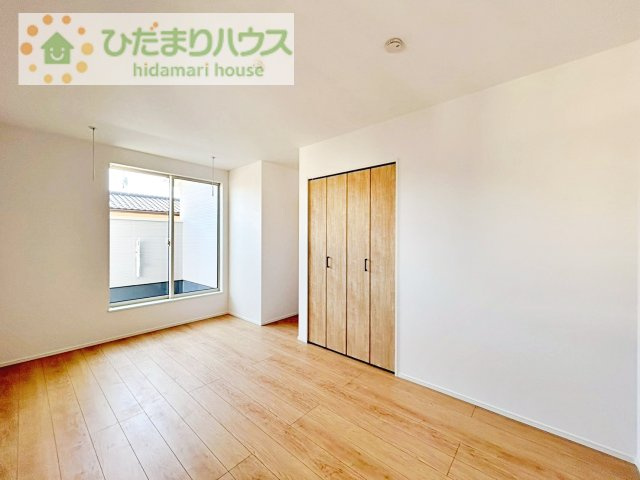 【寝室】 | つくば市緑が丘第1期　新築戸建 | バルコニーに面していて、たっぷり光りの入る明るい主寝室です！