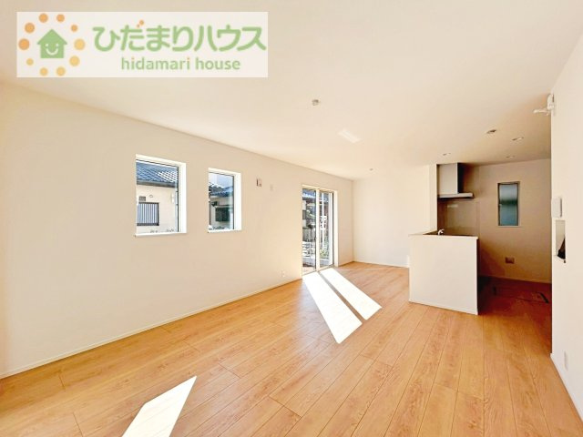【居間・リビング】 | つくば市緑が丘第1期　新築戸建 | 家族だんらんで、笑顔のたえない時間も増えそうな広々としたLDKが魅力です(^^)/窓も多くて明るい空間でくつろげます。