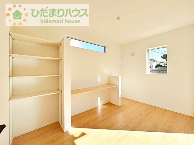 【洋室】 | つくば市緑が丘第1期　新築戸建 | LDKの隣にはカウンター付きの洋室があり、リモートワークや洗濯物を干すスペースとしても使えて便利です♪