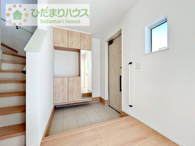 【玄関】 | つくば市緑が丘第1期　新築戸建 | 天井までの高さがあるタップリ玄関収納、姿見付きなのも便利♪