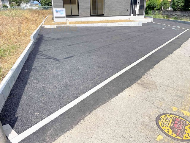 常総市水海道橋本町第5　新築戸建て　1号棟の駐車場|カースペースは3台完備。ゲスト用のスペースも確保できますね♪