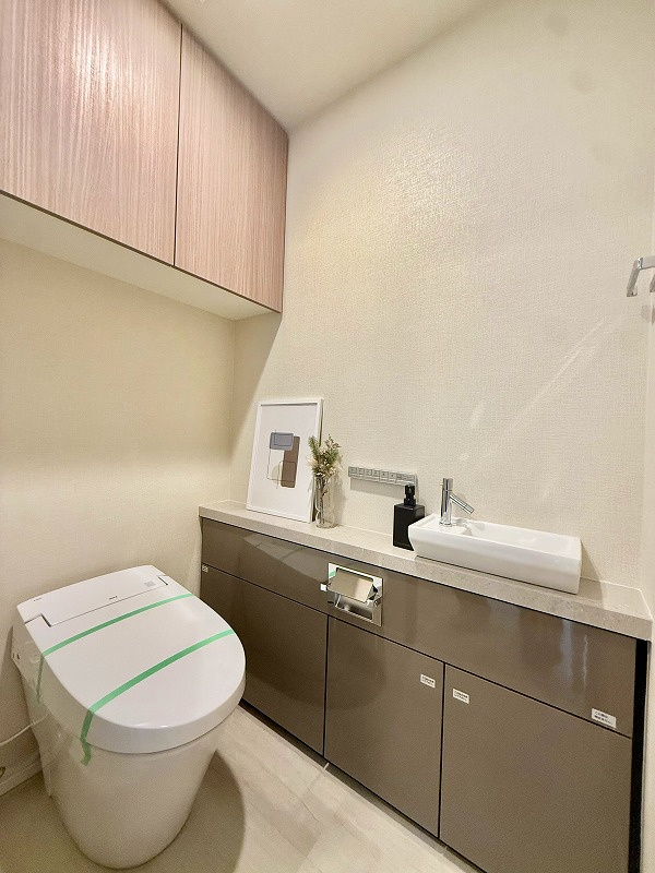 Ｂｒｉｌｌｉａ　Ｔｏｗｅｒ　池袋　Ｗｅｓｔのトイレ|Ｂｒｉｌｌｉａ　Ｔｏｗｅｒ　池袋　Ｗｅｓｔ：ウォシュレット機能付きタンクレストイレの上には吊戸棚収納が付いております♪