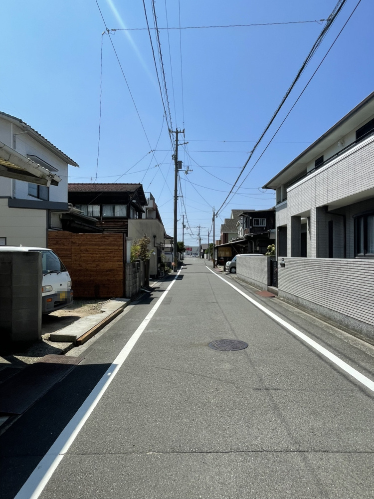 三津3丁目土地の前面道路含む現地写真|東側から前面道路を含めて撮影した写真です