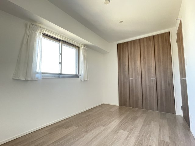 アルファステイツ熊本駅東の洋室|２面採光の主寝室