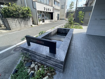アルファステイツ熊本駅東の設備|エントランス前には水が流れる癒しの施設があります。