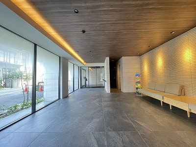 アルファステイツ熊本駅東のその他共用部分|窓面の多いエントランスホール