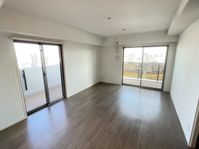 アルファステイツ熊本駅東の居間・リビング|二面バルコニーの明るいリビングダイニング