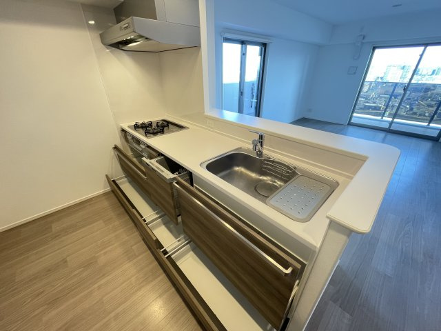 アルファステイツ熊本駅東のキッチン|食器や調理器具の出し入れが簡単な引出し式収納