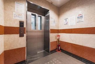 【その他共用部分】 | 階段移動の手間を省く現代の必需設備です。