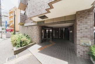 【その他共用部分】 | 総タイル張りのお洒落なエントランスです。