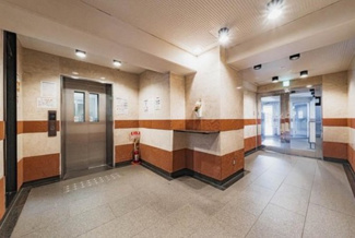 【エントランス】 | エントランス内部は、大理石張りで大変重厚感があります。