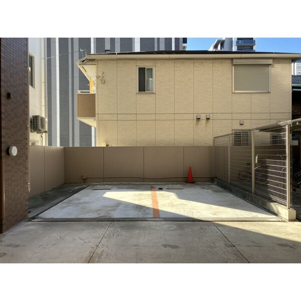 クレジデンス新栄の駐車場