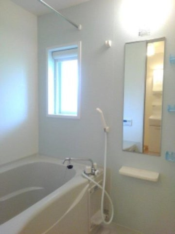 ラ・メゾン　アンソレイエ　Ｂの浴室|落ち着いた空間のお風呂です