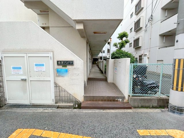 桑原ハイツのエントランス