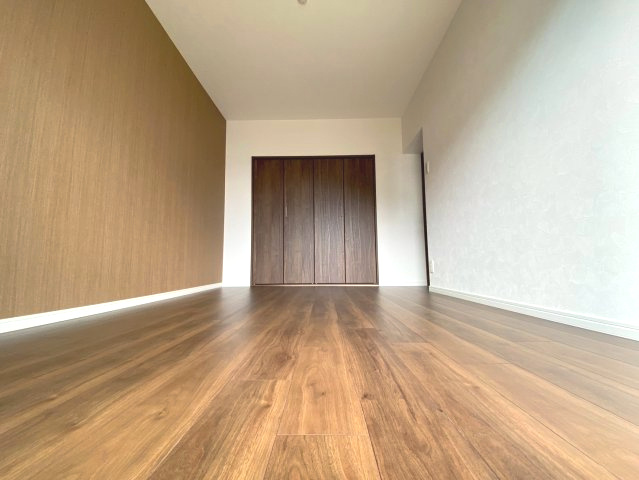 【商談中】円明寺ヶ丘団地M棟の洋室|約6帖の洋室は主寝室にぴったりです！
クローゼット付きで便利です。