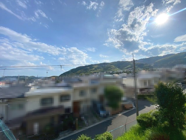 【商談中】円明寺ヶ丘団地M棟の展望|遠くに山が見える開放的な眺め。季節ごとの風景も楽しめます！