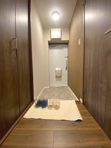 【商談中】円明寺ヶ丘団地M棟の玄関|温かみのある玄関。
シューズボックスを置いて、靴をすっきり収納できます。