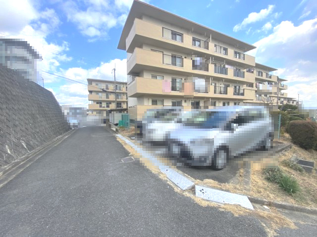 【商談中】円明寺ヶ丘団地M棟の外観|南向きで日当たり良好のお部屋です！