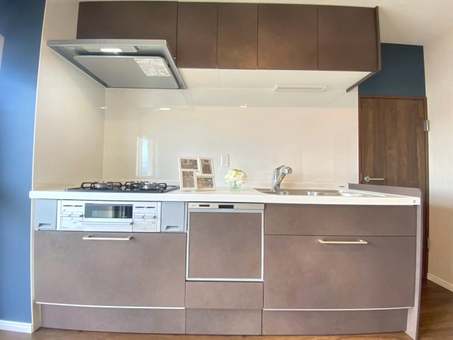 【商談中】円明寺ヶ丘団地M棟のキッチン|3口ガスコンロ・グリル・食洗機付きの便利なシステムキッチン。
収納スペース豊富で、使い勝手良好◎