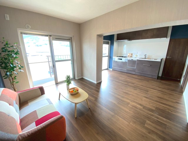 【商談中】円明寺ヶ丘団地M棟の居間・リビング|南向きのベランダから、暖かい光が差し込みます(^^)/