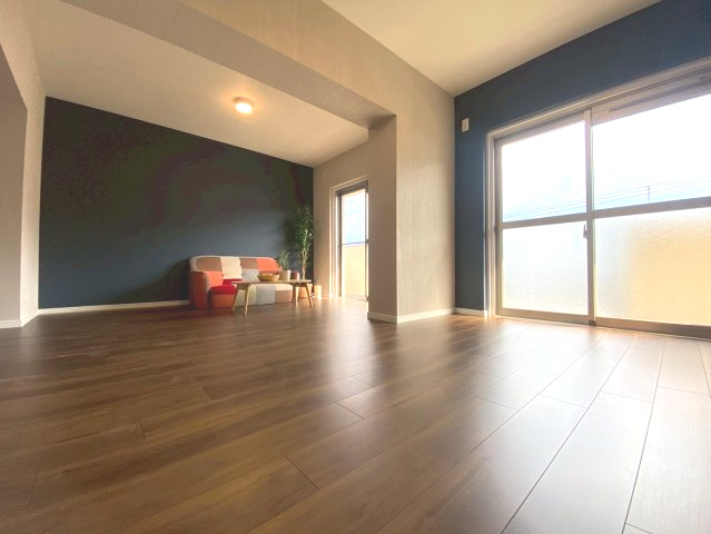 【商談中】円明寺ヶ丘団地M棟の居間・リビング|ネイビーのアクセントクロスがオシャレです。