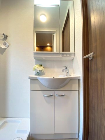 【商談中】円明寺ヶ丘団地M棟の独立洗面台|収納付き洗面化粧台
スタイリッシュなデザインです。