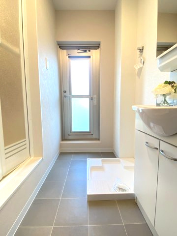 【商談中】円明寺ヶ丘団地M棟の独立洗面台|洗面室から、北側ベランダに出ることが可能。
洗濯パンも備わっており、毎日の家事がスムーズに行えます。