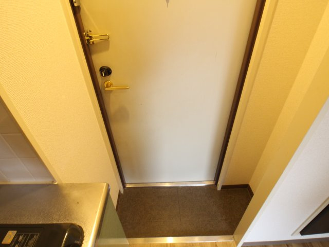 オズレジデンス天王寺WESTの玄関|収納もある玄関です