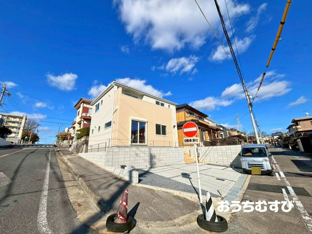 瀬戸市萩山台5丁目(全1棟)の前面道路含む現地写真