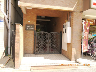 【エントランス】 | エントランスは、重厚感あるタイル張りの造りとなっています。