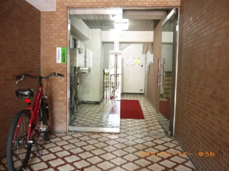 【その他共用部分】 | エントランス内部は、タイル張りになっているので清潔感があります。