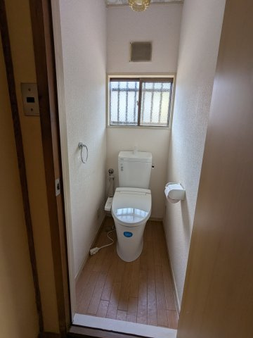 白鳥台一戸建のトイレ