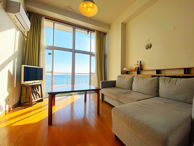 熱海ターガスマンションの玄関|右側は和室のお部屋、右手奥はリビングへ続く階段