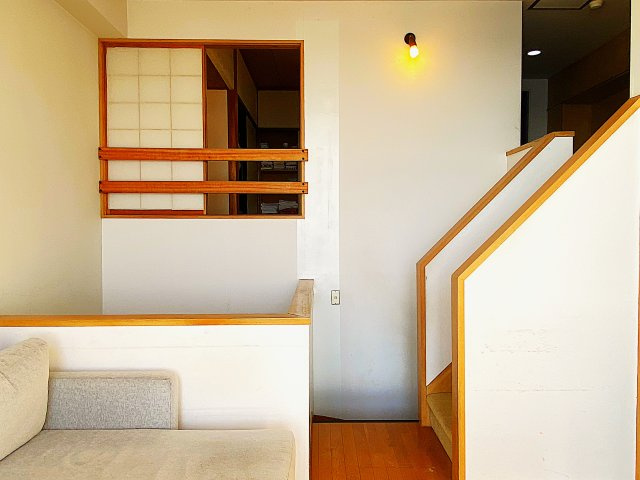 熱海ターガスマンションのキッチン|階段左下はリビング、階段右下は寝室へ続く階段