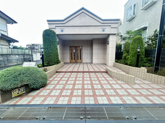 【エントランス】 | ネオハイツ都賀 | 季節感を演出する多彩な樹木と豊かな彩りが重なり、四季折々の変化を楽しめる心地よい場所となることでしょう。