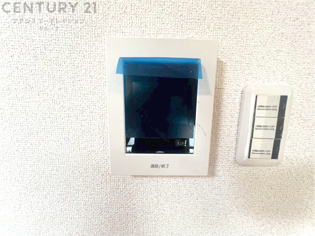 訪問者が来たときにテレビ画面で確認できるため、安心してドアを開けられます。録画機能があるものもあり、留守中に来訪者を記録しておくことができます。利便性が高く、セキュリティ面でも安心です
