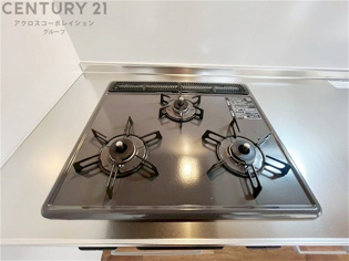 多数の調理器具を同時に使用でき、料理の効率化が可能。省エネで節約になり、様々な料理スタイルに適応できます。また、火力調整が独立しており、手入れや掃除もしやすく、今よりもっとお料理が楽しくなるかも。