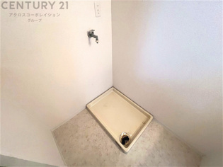 洗濯物の仕分け作業がしやすく、整理整頓が容易になります。洗濯音や湿気を他の部屋に持ち込まず、生活環境を快適に保ちます。上部を活用すれば収納スペースを確保でき洗剤や洗濯用品の整理もしやすくなります。