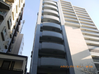 【外観】 | 陽光浴びる外観がシンプルな外観をより際立たせ、人々の記憶に存在感を植え付けます。