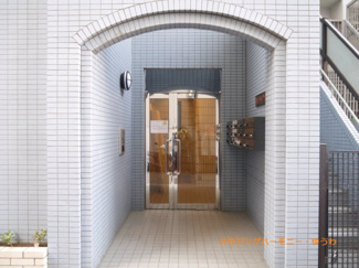 【エントランス】 | 清潔感と歓迎感があるエントランスホールとなります。