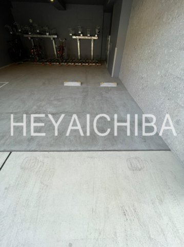 ロイジェント上野桜木の駐車場