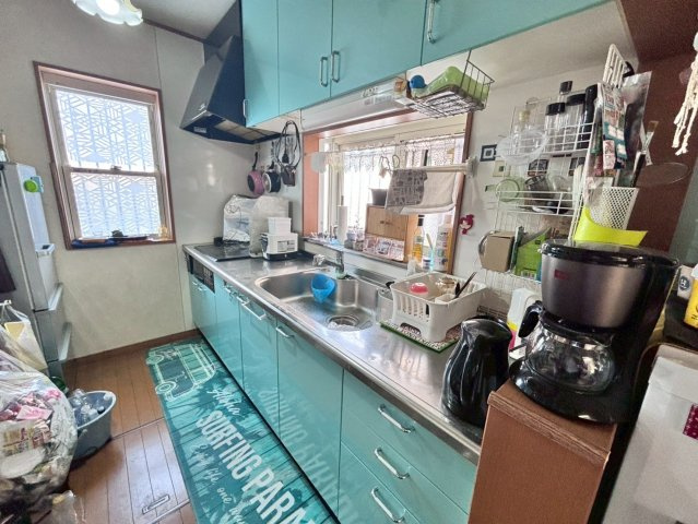 野田市五木新町　中古戸建のキッチン|料理をしながらでも子供の様子が見えて、安心ですね。