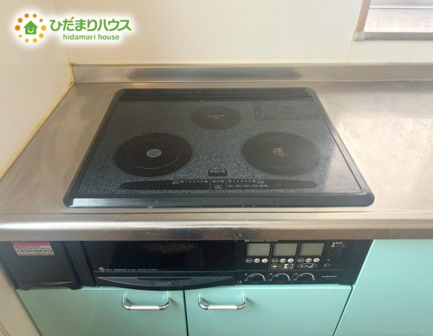 野田市五木新町　中古戸建　平成17年築のキッチン|三口コンロなのでお料理効率UP♪
IHコンロはお手入れが簡単でいいですよね♪